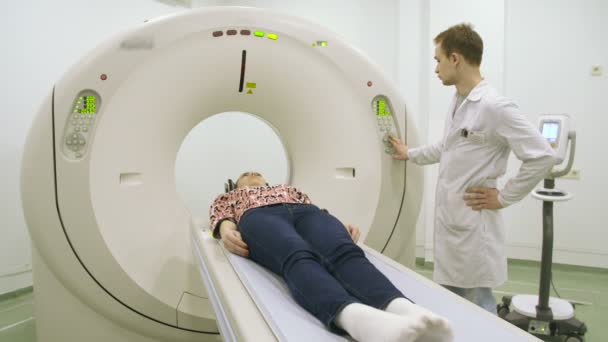 Medico che preme i pulsanti sulla tomografia risonanza magnetica
 - Filmati, video