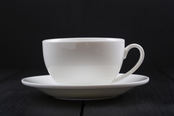Cappuccino à la cannelle dans une tasse blanche. Café sur table en bois noir
 - Photo, image