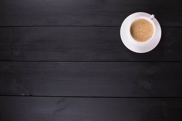 Kapuçino tarçın beyaz bir fincan ile. Siyah ahşap masa kahve - Fotoğraf, Görsel