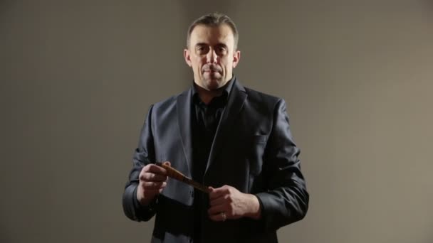 male gangster in a business suit with a knife. businessman with a knife in his hand - Séquence, vidéo