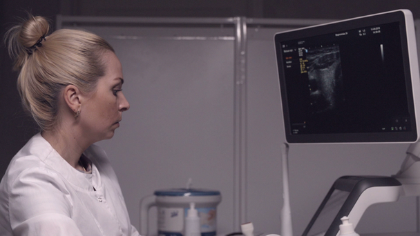 Doktor examinating muž s ultrasonografie - Záběry, video