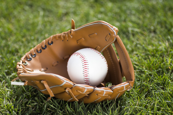 baseball kesztyű és labda - Fotó, kép
