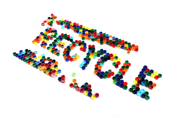 Reciclar palabras de tapas de plástico de color
 - Foto, Imagen