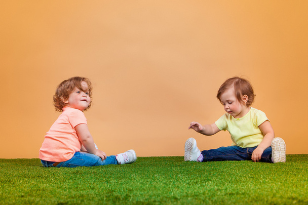 Happy funny girl twins sisters playing and laughing - Foto, imagen