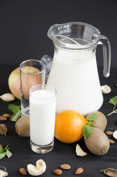 glass of milk with fruit almonds mint - Foto, afbeelding