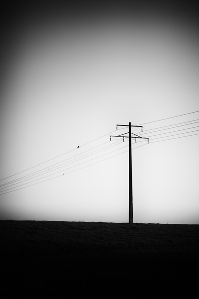 Γραμμές ηλεκτρικού ρεύματος σε μια ζοφερή κατάσταση - Φωτογραφία, εικόνα