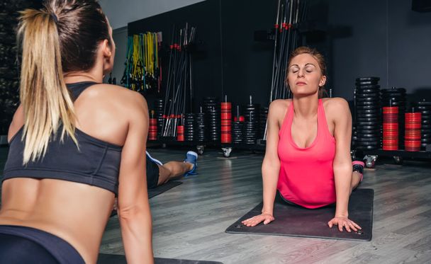 Mujer estirándose de nuevo en una clase de fitness
 - Foto, Imagen