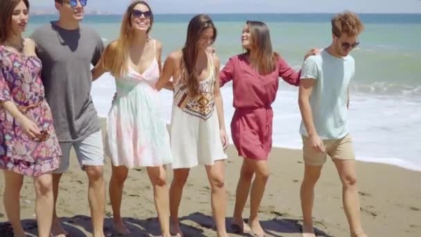 nastolatków spaceru na plaży i zabawy - Materiał filmowy, wideo