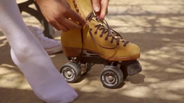 Mädchen putzen auf Rollschuhen - Filmmaterial, Video