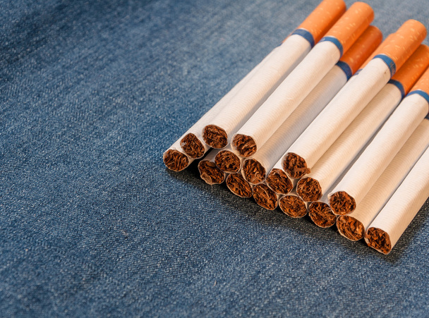 Fechar o bolso de calça jeans com cigarros
 - Foto, Imagem