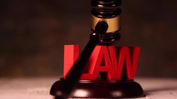 Hukuk işareti ile tahta tokmak - Video, Çekim