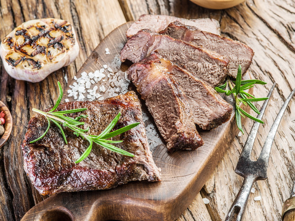 Steak Ribeye with spices on the wooden tray. - Zdjęcie, obraz