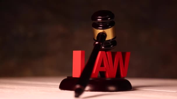 Schläger des Richters mit Gesetzesschild - Filmmaterial, Video