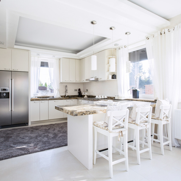 Spacious,white kitchen with counter-top dining place - Foto, Imagem