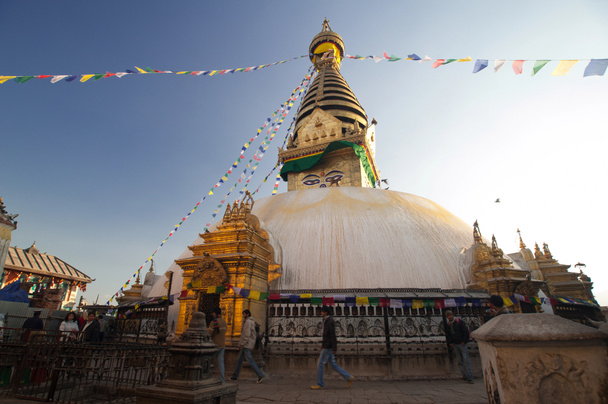Swayambhunath pagoda è il famoso tempio buddista di Kathmandu, Nepal. Il tempio è anche conosciuto come il "tempio delle scimmie"
". - Foto, immagini