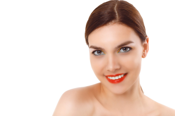 closeup πορτρέτο μιας όμορφης γυναίκας με όμορφο πρόσωπο και καθαρό δέρμα προσώπου, glamour μακιγιάζ - Φωτογραφία, εικόνα