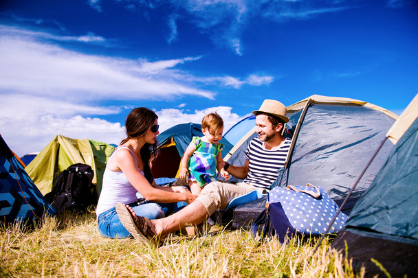 couple with baby daughter in tent	 - Foto, Imagen
