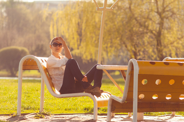 girl on the bench in  park - Fotografie, Obrázek