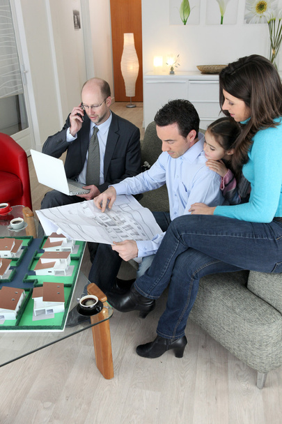 Architecte assis avec la jeune famille
 - Photo, image