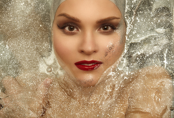   Kaunis tyttö kiiltävässä vedessä
 - Valokuva, kuva