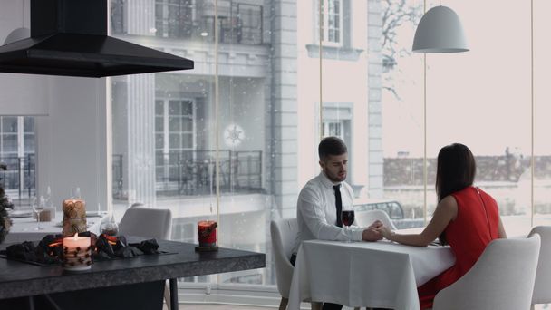 junges glückliches Paar feiert mit Rotwein im Restaurant - Foto, Bild
