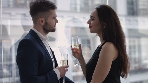 ресторан, пара и праздничная концепция - улыбающаяся пара с бокалом шампанского, смотрящая друг на друга в ресторане
 - Фото, изображение