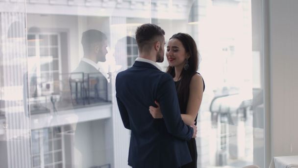 Image d'un jeune homme embrassant sa petite amie et regardant par la fenêtre
 - Photo, image