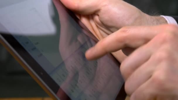 Liikemies käyttäen tabletti pc - Materiaali, video