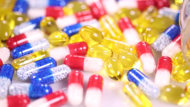 píldoras y cápsulas coloridas - Metraje, vídeo
