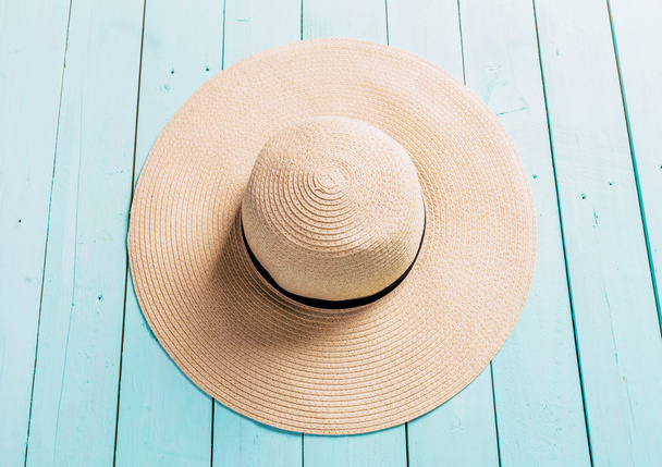 straw hat on blue table - Foto, Imagen