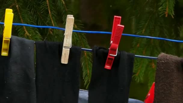 Ponožky na prádelní šňůru lano s kolíčky na prádlo - Záběry, video