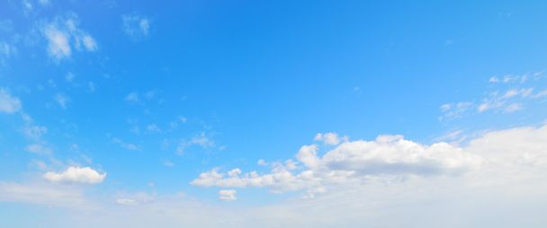 Μπλε ουρανός, άσπρα σύννεφα  - Φωτογραφία, εικόνα