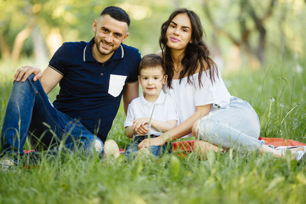 boldog család tölteni az idejüket, a park piknik - Fotó, kép