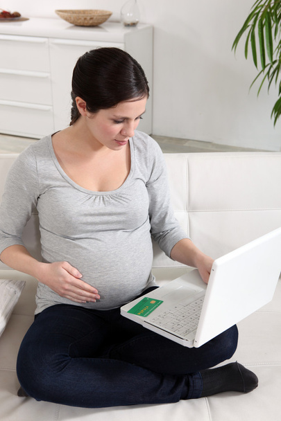 Pregnant woman at a laptop - Фото, зображення