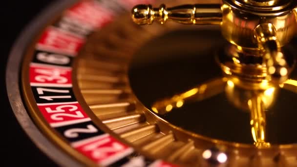 Rueda de ruleta corriendo en un casino  - Metraje, vídeo