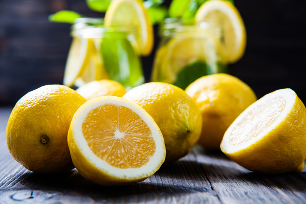 citrony na tmavý dřevěný stůl, limonáda pozadí. selektivní zaměření - Fotografie, Obrázek
