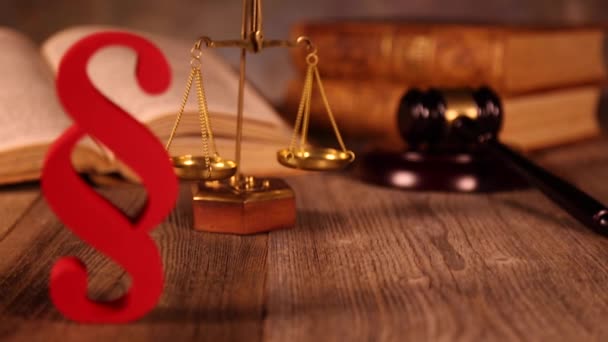 Código jurídico y escalas de la justicia
  - Metraje, vídeo
