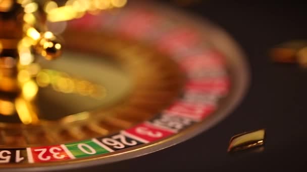 Rueda de ruleta corriendo en un casino  - Metraje, vídeo