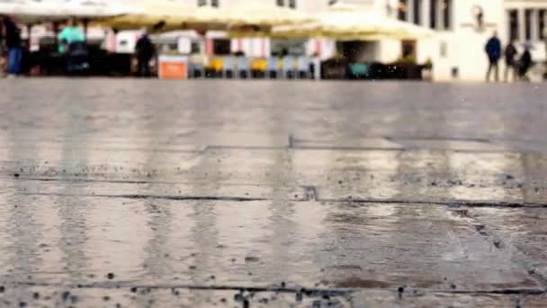 Pfanne geschossen: Regen prasselt auf den Marktplatz - Filmmaterial, Video