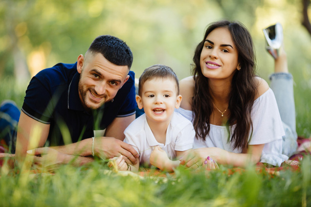 ευτυχισμένη οικογένεια δαπάνες χρόνου τους στο πάρκο για πικ-νικ - Φωτογραφία, εικόνα