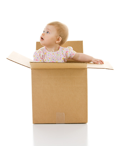 Baby: Girl Stands Up Inside Box - Foto, Bild