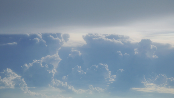 όμορφη σύννεφα στον καταγάλανο ουρανό - Πλάνα, βίντεο