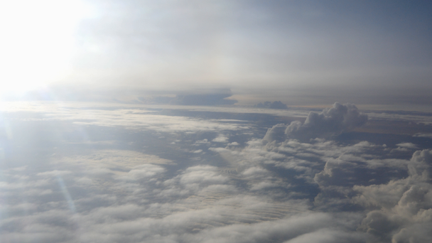 όμορφη σύννεφα στον καταγάλανο ουρανό - Πλάνα, βίντεο