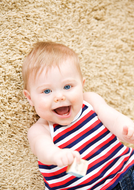 Baby: Little Girl Plays With Toy Wooden Blocks On Carpet - Foto, imagen