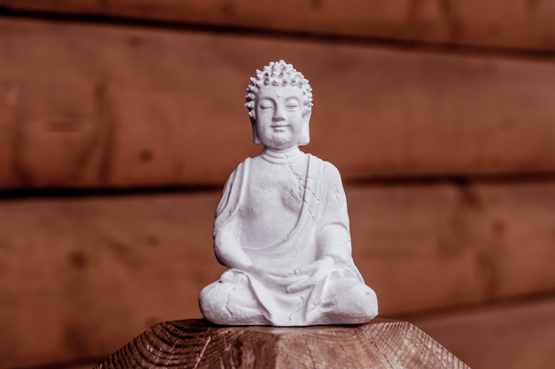 Ζεν, γιόγκα και διαλογισμός. Λευκός Βούδας σε κόκκινο ξύλινο χαλαρώστε φόντο - Φωτογραφία, εικόνα