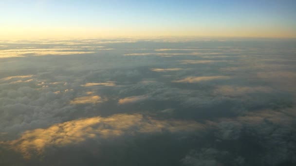 gündoğumu sırasında bulutlar gökyüzünde - Video, Çekim