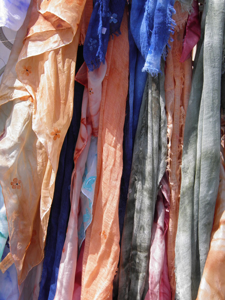 Foulards de algodão claro de cores diferentes em cabides
 - Foto, Imagem