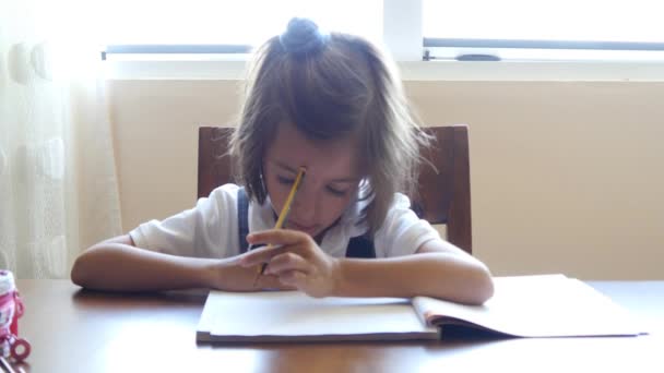 Menina fazendo lição de casa - Filmagem, Vídeo