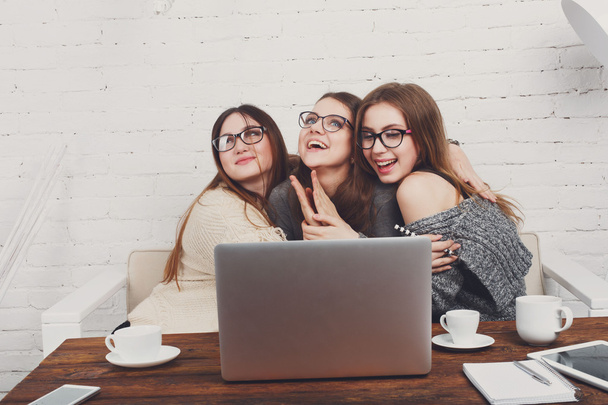 Dizüstü bilgisayar ile üç gülen kız portresi. - Fotoğraf, Görsel