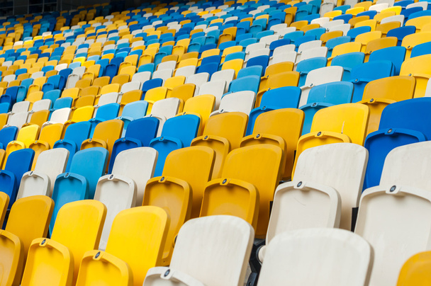 leere Plastiksitze in einem Fußball- oder Fußballstadion. Sporthintergrund 2016 - Foto, Bild